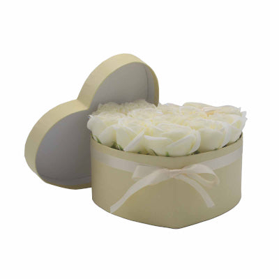 Seifenblumen Geschenkstrauß mit 13 Cremefarbene Rosen in Herzbox