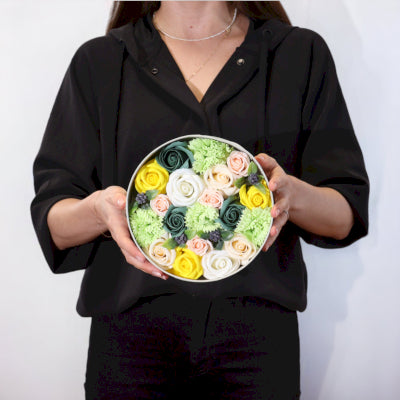 Runde Seifenblumen Geschenkbox Frühlingsfreude Gelb und Grün