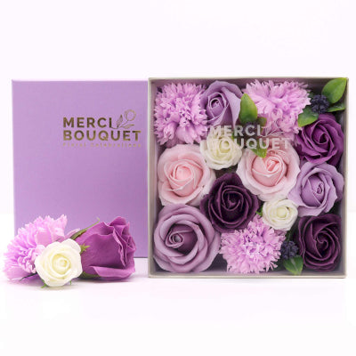 Quadratische Seifenblumen Geschenkbox Lavendelfarbene Rose und Nelke