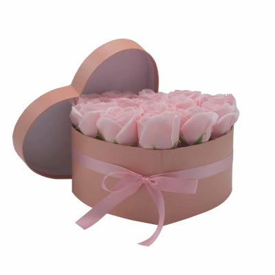 Seifenblumen Geschenkstrauß mit 13 Rosa Rosen in Herzbox