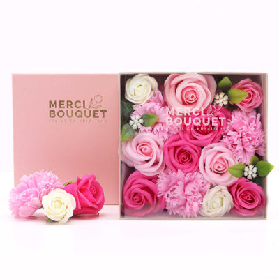 Quadratische Seifenblumen Geschenkbox Babyglück Rosas