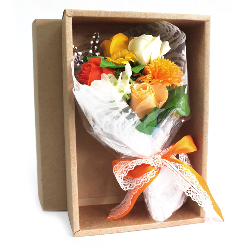 Handgebundener Seifenblumenstrauß in Geschenkbox Orange