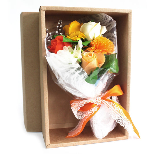 Handgebundener Seifenblumenstrauß in Geschenkbox Orange