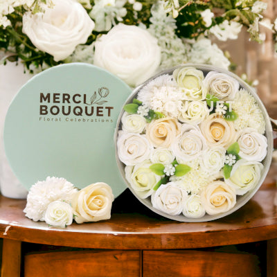 Runde Seifenblumen Geschenkbox Hochzeitsglück Weiß und Elfenbein